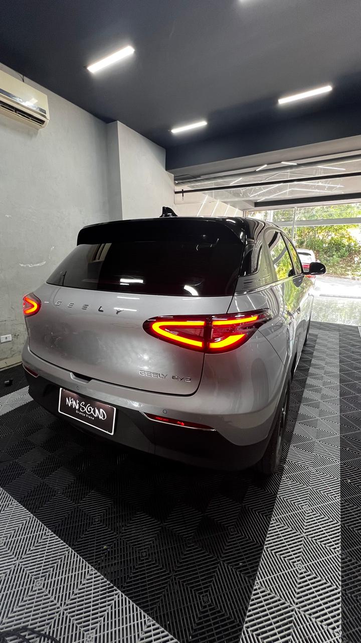 Carro com película na Nani Sound, atendendo Carapicuíba