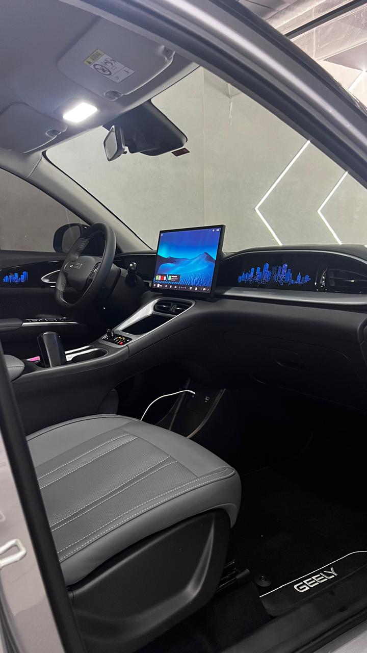Interior de carro com película nano cerâmica na Nani Sound Granja Viana, com visibilidade preservada